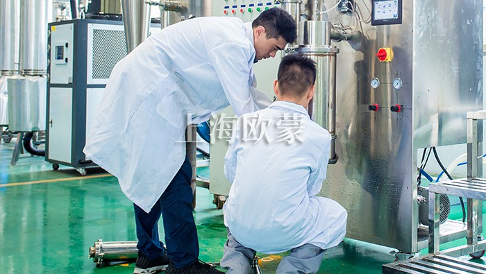 歐蒙實(shí)驗(yàn)專員對(duì)客戶寄了的物料進(jìn)行噴霧干燥實(shí)驗(yàn)